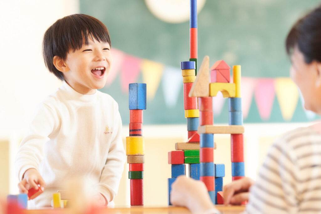 積み木で遊ぶ幼い男の子