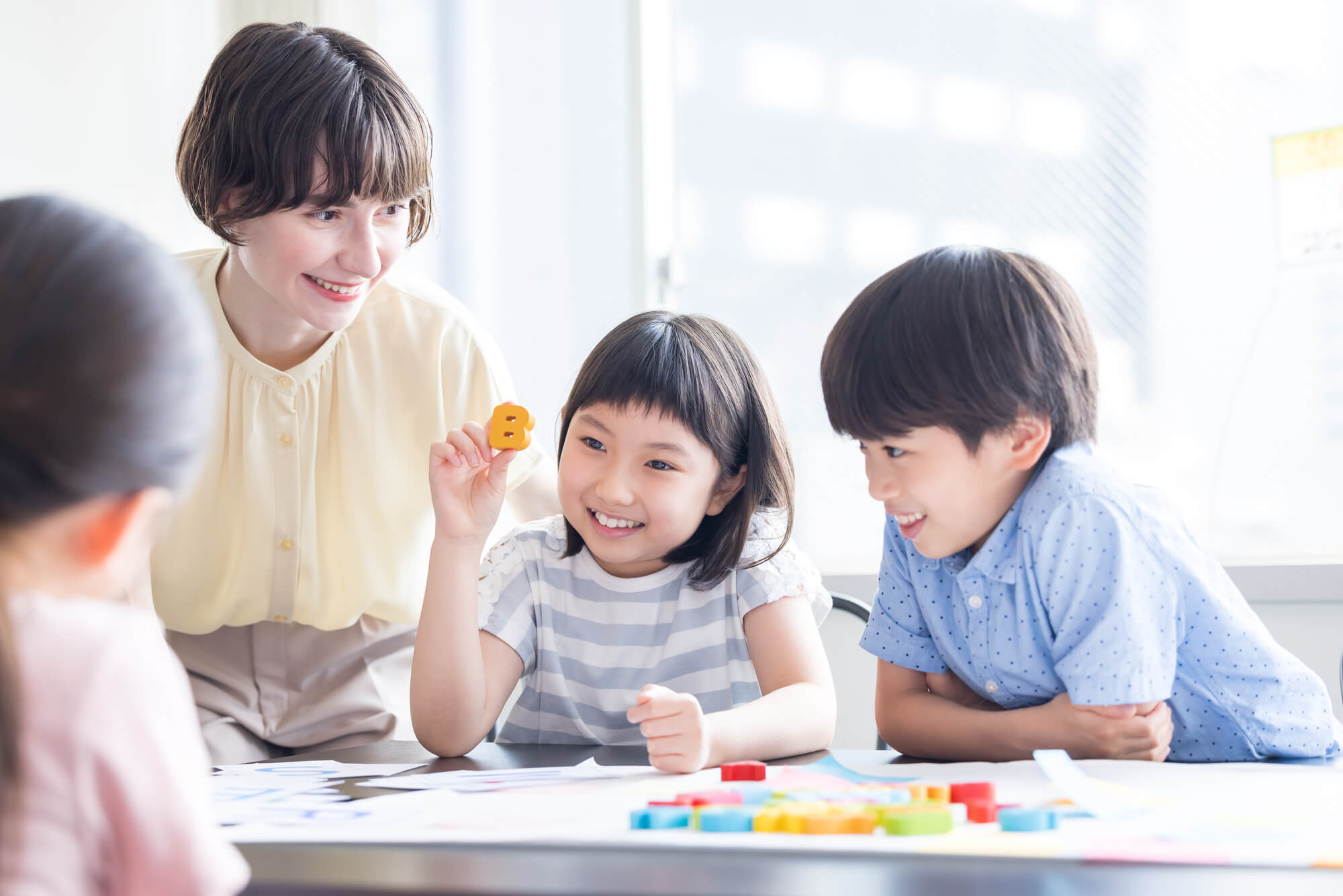 先生と複数の子供たち