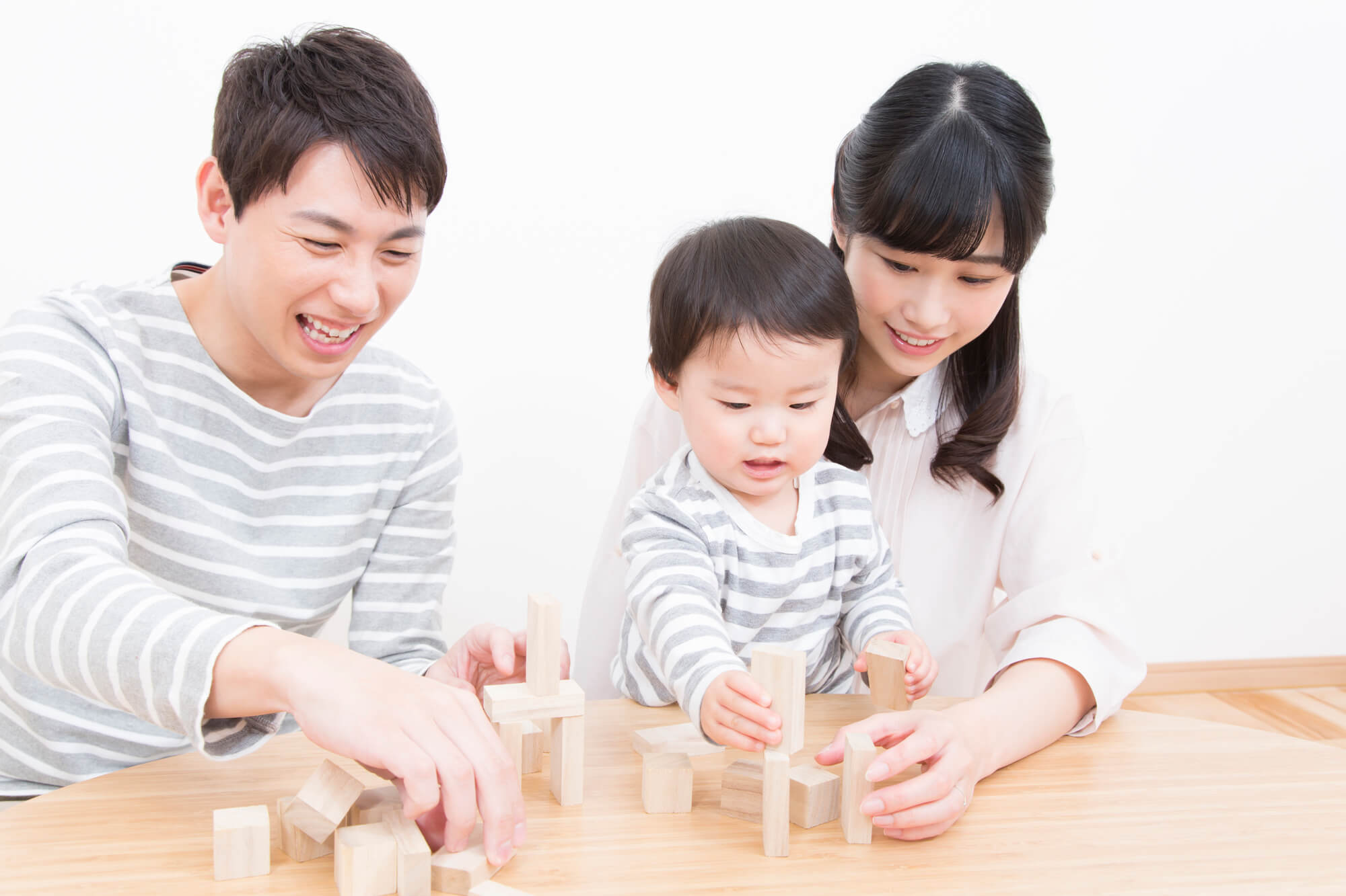 積み木で遊ぶ男女と子供