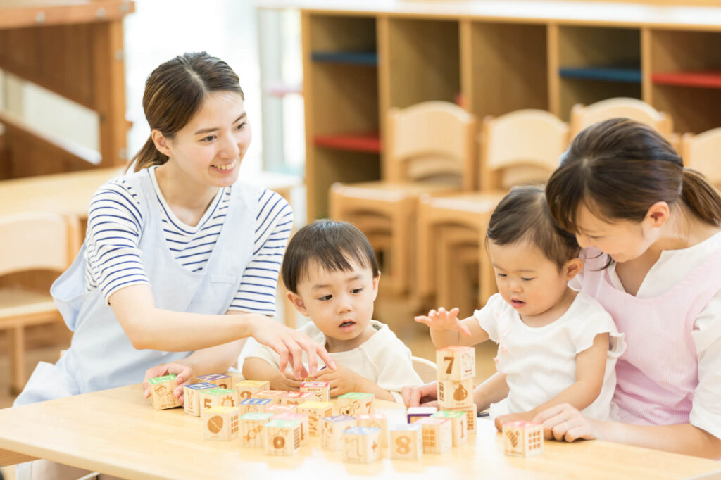 女性の先生と男の子たち